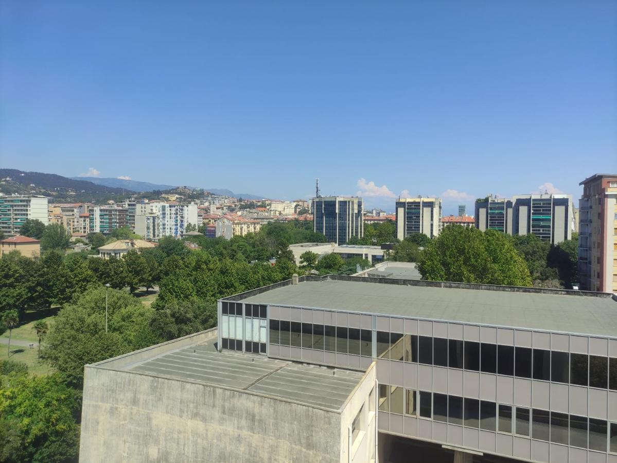 Una Finestra Su Savona Exterior foto
